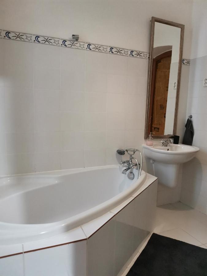 Downtown 3 Bdr Charm - Walk To All Attractions Bratislava Extérieur photo