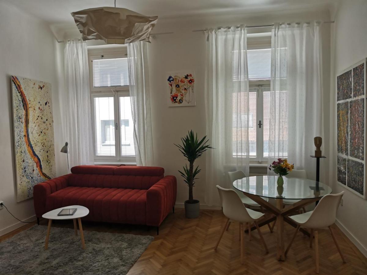Downtown 3 Bdr Charm - Walk To All Attractions Bratislava Extérieur photo